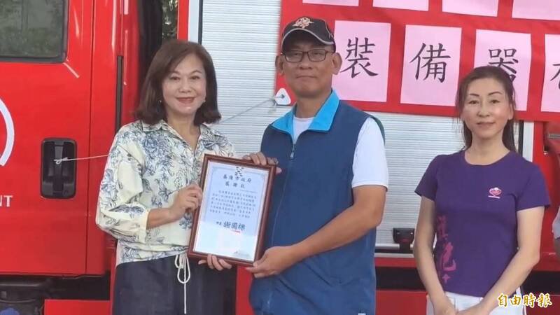 何沛绅（中）花莲救灾右脚骨裂，有切身之痛，捐赠基隆特种搜救队器材，让第一线人员更安全。（记者卢贤秀摄）