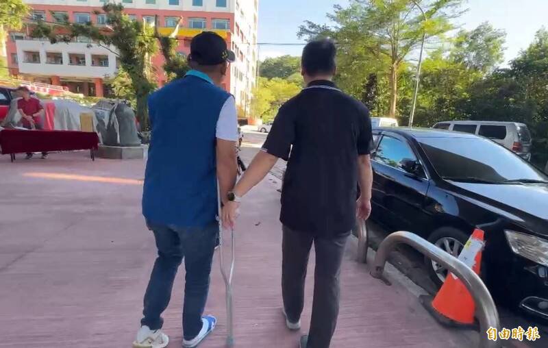 何沛绅花莲救灾右脚骨裂，仍坚守救灾工作。（记者卢贤秀摄）