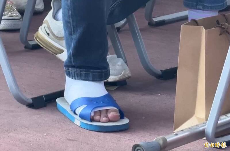 何沛绅花莲救灾右脚骨裂，仍坚守救灾工作。（记者卢贤秀摄）