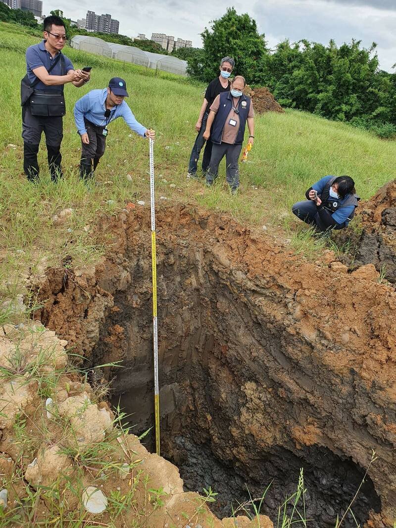环检警联手查获徐姓主嫌为首的弃土集团，涉嫌于桃园市龙潭区、桃园区与大园区等3处山坡地及农地，大量倾倒营建废弃物及废土。（图由环管署提供）