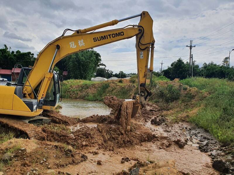 环检警联手查获徐姓主嫌为首的弃土集团，涉嫌于桃园市龙潭区、桃园区与大园区等3处山坡地及农地，大量倾倒营建废弃物及废土。（图由环管署提供）