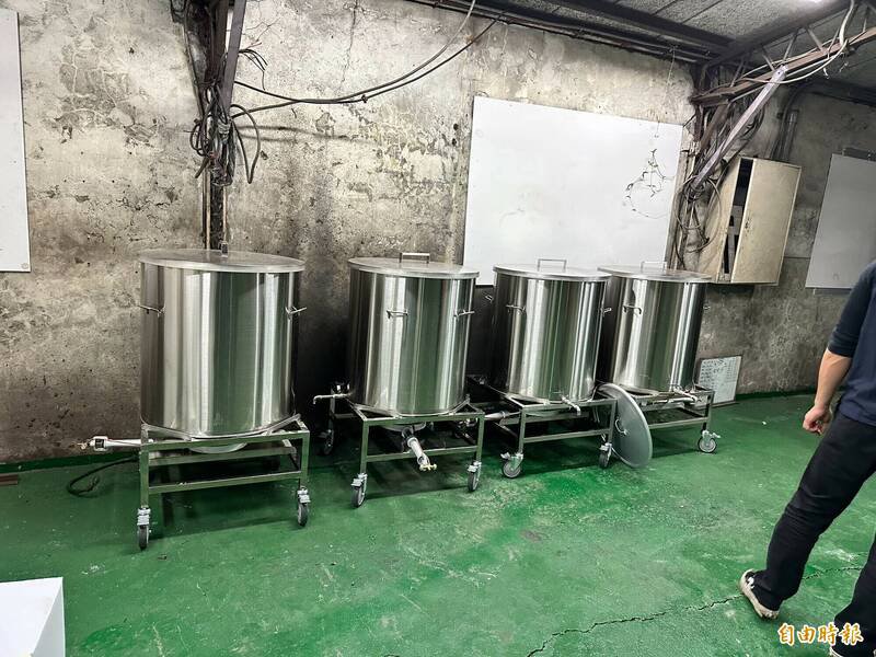 刑事局中打结合台中、彰化警方，破获藏身在铁皮工厂的恺他命制毒工厂，查获相关制毒工具。（记者陈建志翻摄）