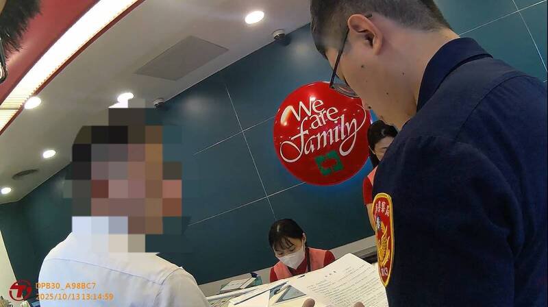 新竹市硕士男欲攻读柬埔寨博士班，到银行临柜欲汇70万学费，行员察觉有异通报警方，警方一查竟是诈骗，让硕士男保住积蓄。（记者洪美秀翻摄）