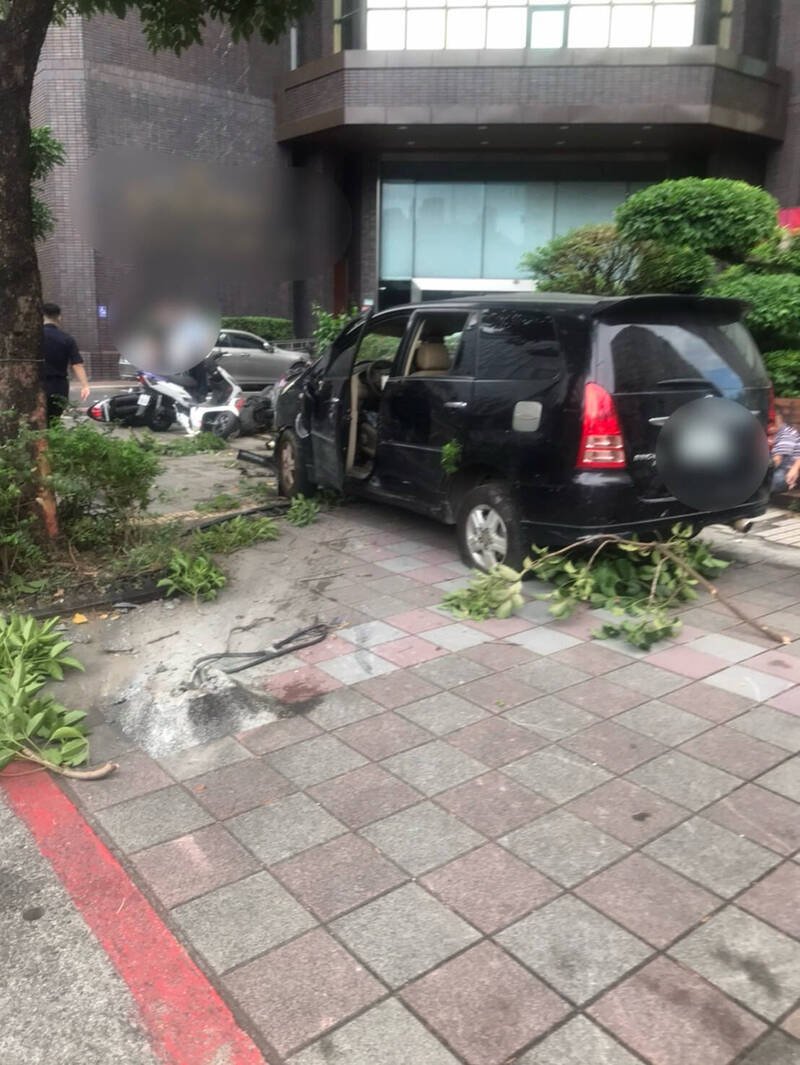 北市松山区发生客货车失控冲上人行道的交通事故。（记者邱俊福翻摄）