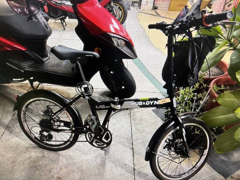 骑单车学生路口遭撞伤送医，肇事者仅查看后就离开。（读者提供）