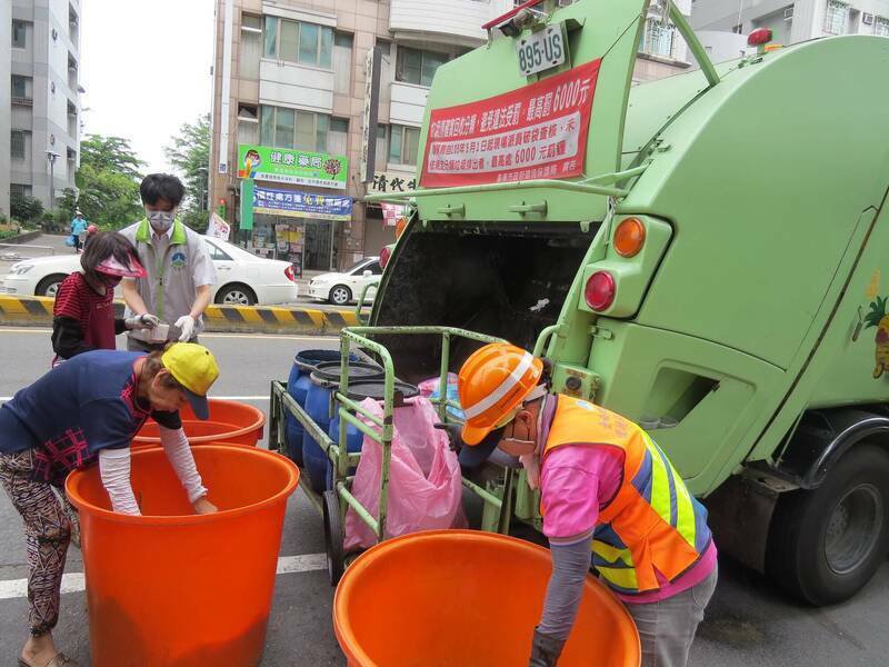 杨姓清洁队员开门未注意后方车流，20多岁、骑车姊妹花闪避不及摔倒，后座护理师妹妹左腿截肢，法院认开门疏失明确，判市府赔偿2300万元。画面中人物与案情无关。（资料照）