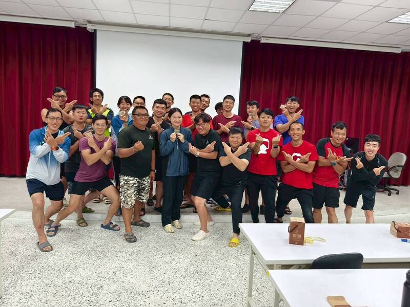 新竹县政府消防局办理潜水密集训练，18名学员取得结训证书。（新竹县消防局提供）