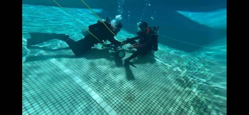 新竹县政府消防局办理潜水密集训练，教授扇形搜索、Z型搜索溺水民众等多项潜水课程。（新竹县消防局提供）