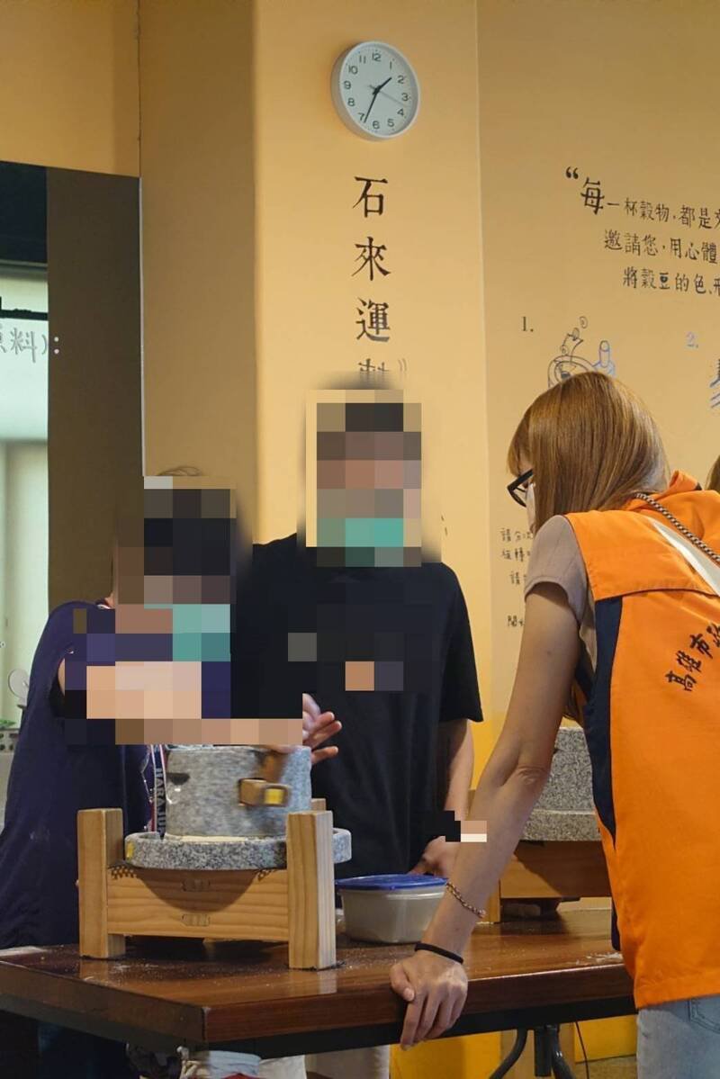 蓝蓝和祖母参加高市少辅会亲子活动，一起磨豆粉。（高市少年队提供）