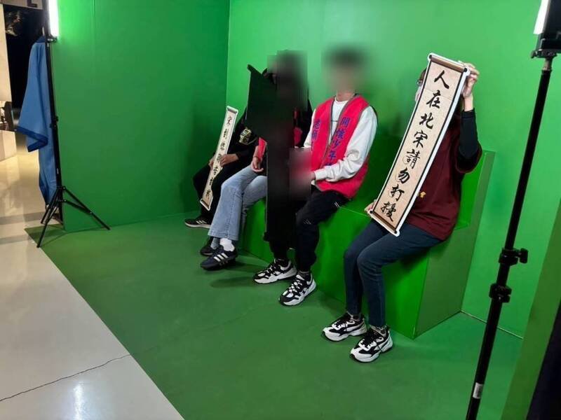 蓝蓝（中）参加高市少辅会团辅活动，担任青年志工。（高市少年队提供）