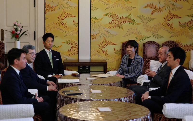 日本维新会与自民党今天就两党组成联合政府进行第二次协商，虽然目前正在进行最终协议前的细节调整，不过达成共识的可能性极高。（路透）