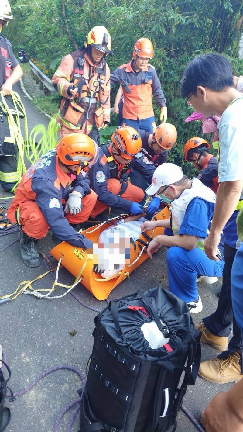 新北市坪林区今（17）日下午发生一起惊险的货车翻落山谷意外，警消获报赶抵救出受困车内的陈姓茶农。（记者郑景议翻摄）