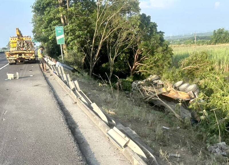 联结车失控，擦撞外侧护栏后翻落边坡。（民众提供）