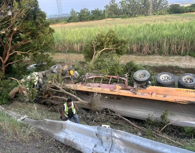 联结车失控，擦撞外侧护栏后翻落边坡。（民众提供）