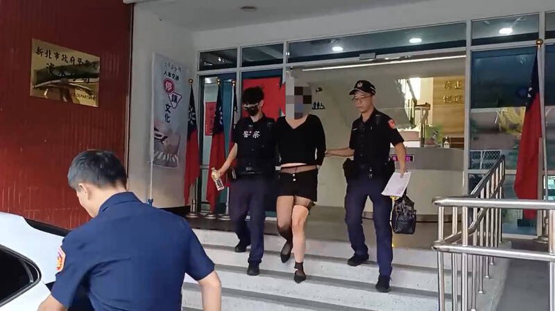 杨男（中）遭警方移送法办。（记者徐圣伦翻摄）
