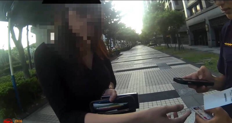 杨男拿假证件企图蒙混过关。（记者徐圣伦翻摄）