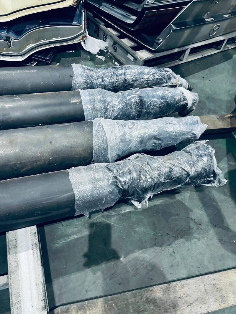 基隆关查验比利时进口的汽车零件「汽车传动轴」时，发现传动轴内填放大量毒品，合计夹藏598.59公斤高纯度K他命毒品。（记者林嘉东翻摄）