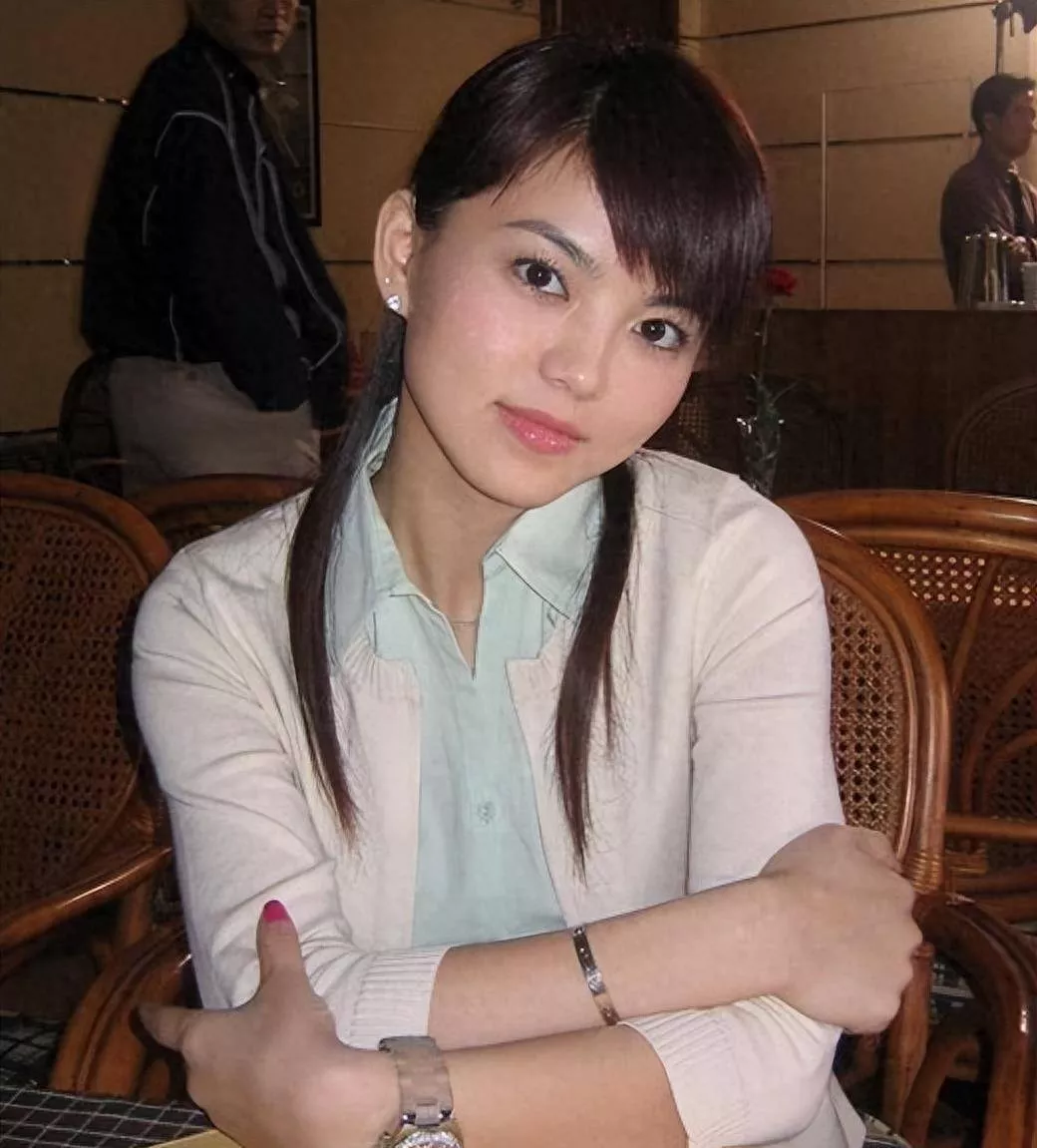 年轻时的李湘上热搜,梨涡浅笑似宋慧乔