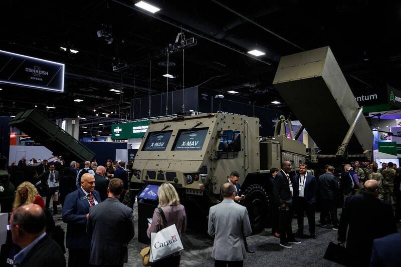 乌克兰积极向美方争取可打击莫斯科的战斧飞弹。图为陆基战斧飞弹发射器。（彭博）