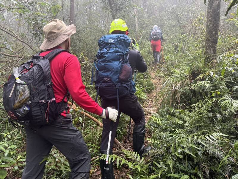 宜兰阿玉山2失联山友，1人已平安返家，1人仍失联，消防人员持续搜救中。（资料照）