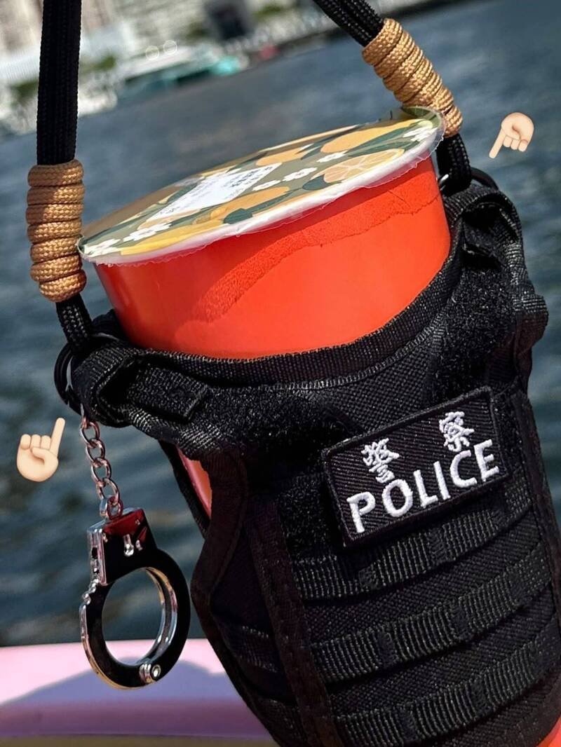 小港分局设计警用防弹背心造型小杯套，吸引民众互动反诈。（小港分局提供）