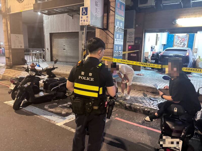 王男试车冲进珠宝店。（记者郑景议翻摄）