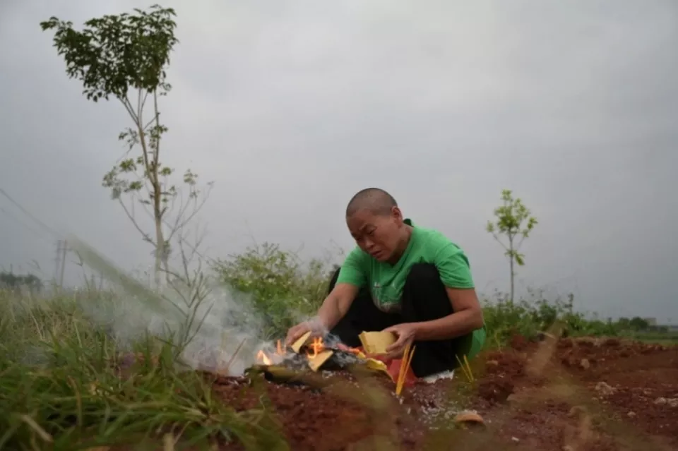 女子“为弟追凶”案开庭近一年后未宣判，其母去世留遗言
