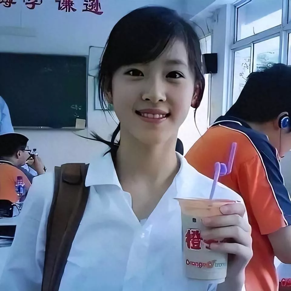 32岁章泽天伦敦看展,穿西服烫羊毛卷显老气