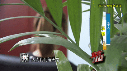 年轻小夫妻睡梦中惊醒!陌生男子正拿灯照他们!