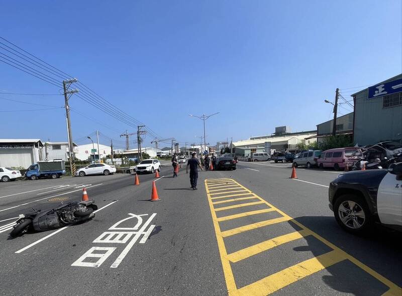 高雄旗楠路发生轿车擦撞机车车祸。（民众提供）