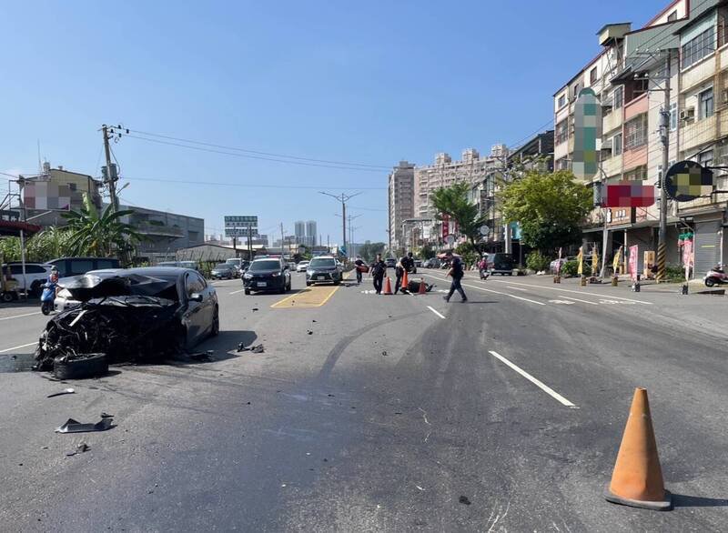 轿车自撞桥墩后波及机车，4人受伤送医。（民众提供）