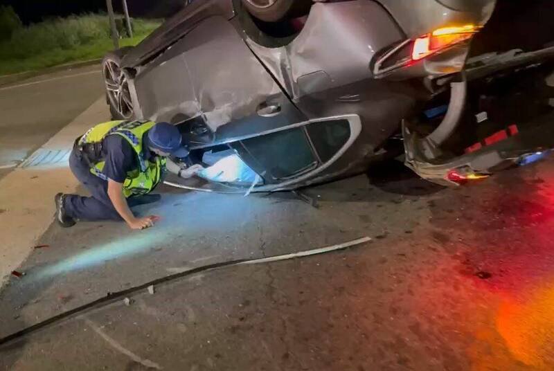 金门环岛北路二段发生死亡车祸，警方前往现场搜证。（读者提供）