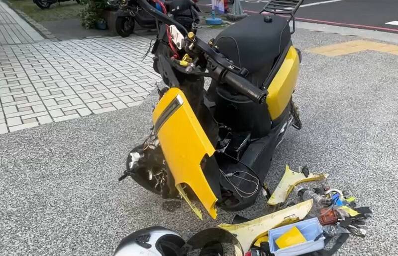 吕姓少年骑乘的微型电动二轮车遭猛撞「对折」。（记者王善嬿翻摄）