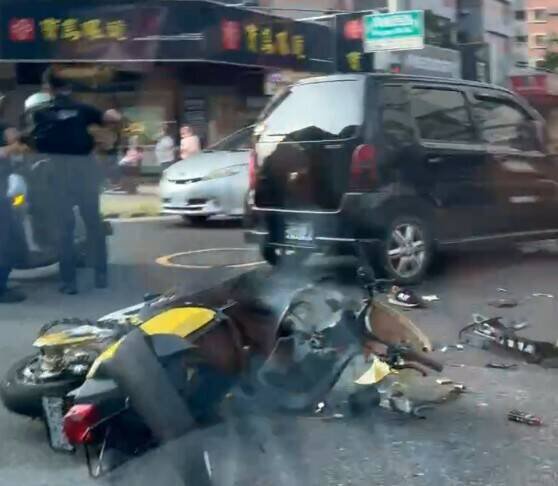 少年骑乘微型电动二轮车，与轿车发生严重车祸。（资料照）