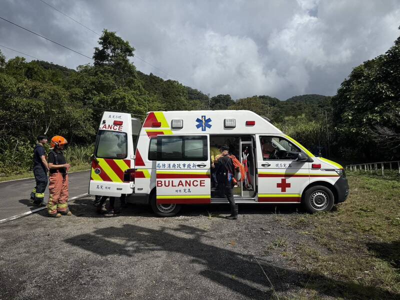 6男1女共7名登山客遭蜂螫送医。（记者徐圣伦翻摄）