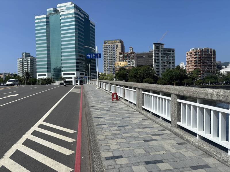 高雄职业军人勇救爱河落水男子，五福桥上留有一把塑胶椅，落水原因待查。（民众提供）