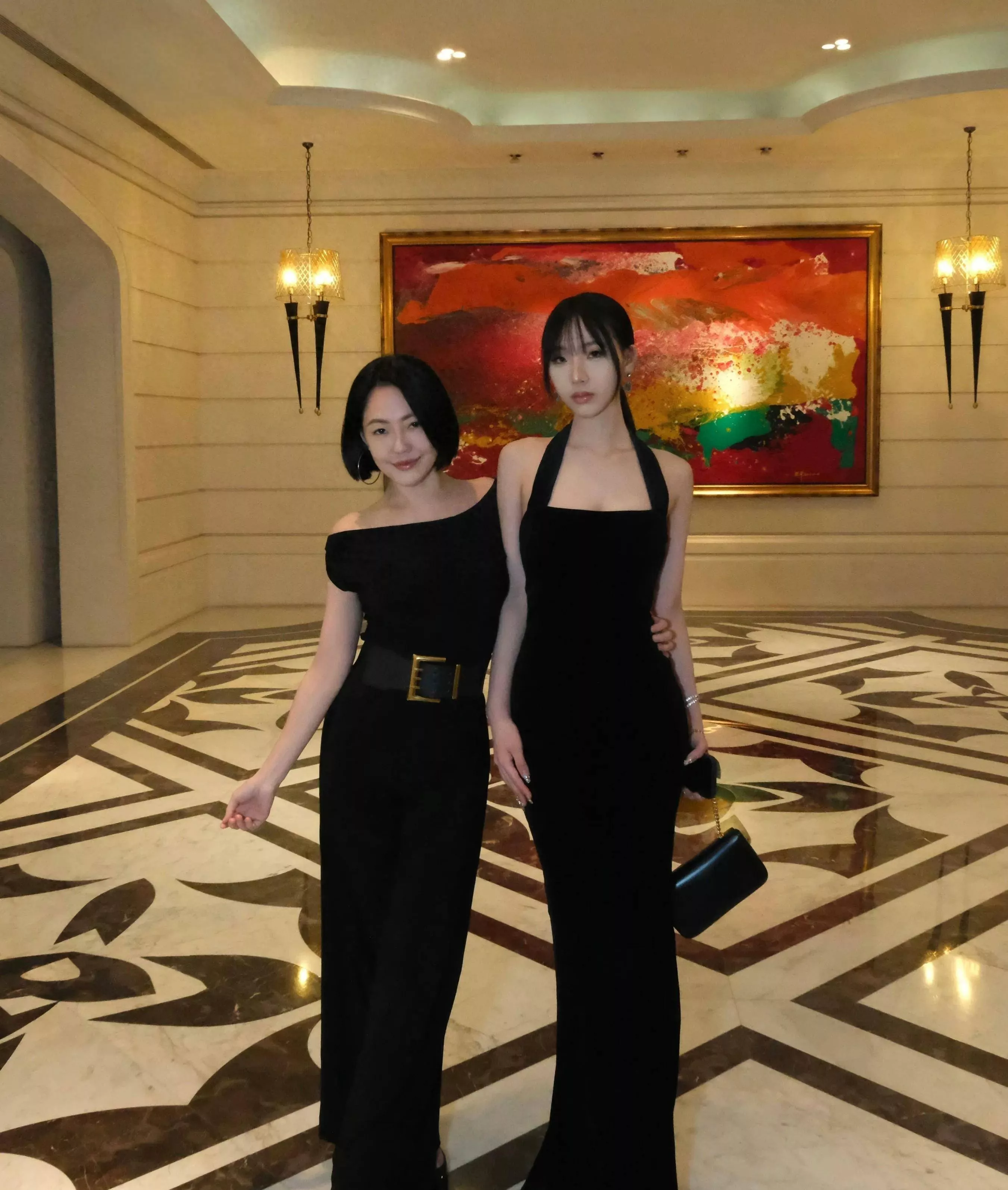 小S母女二人同穿黑色吊带裙,庆祝高中毕业