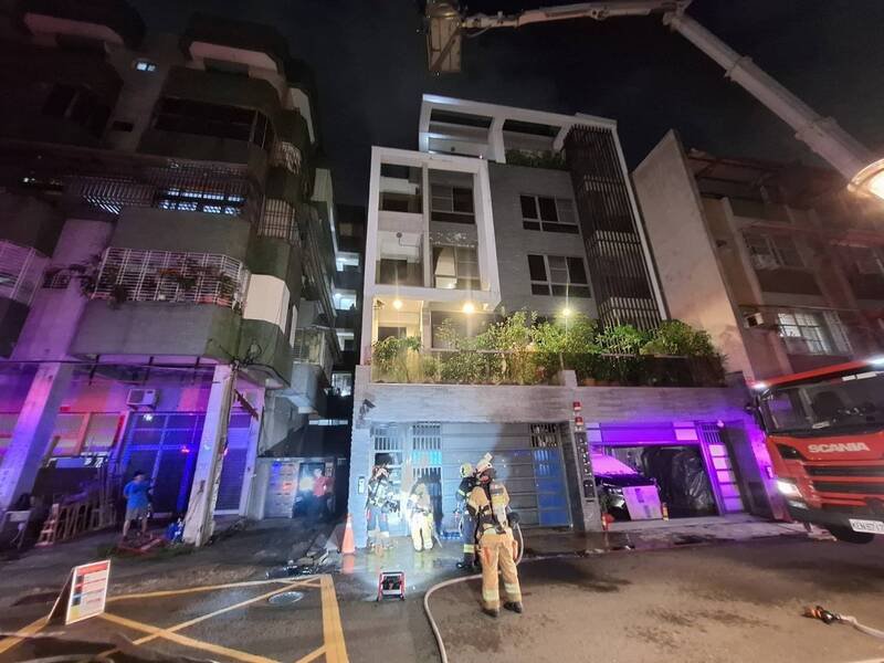 高雄三民区透天厝起火，消防局出动18车33人抢救。（民众提供）
