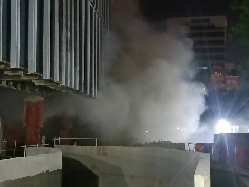 台北市松山区富锦街一处兴建中的集合住宅工地，今晚惊传火警。（记者郑景议翻摄）