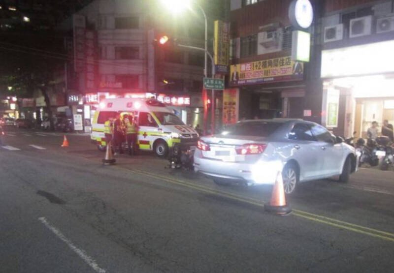 众人抬车将骑拉出脱困，消获报到场处理。（民众提供）