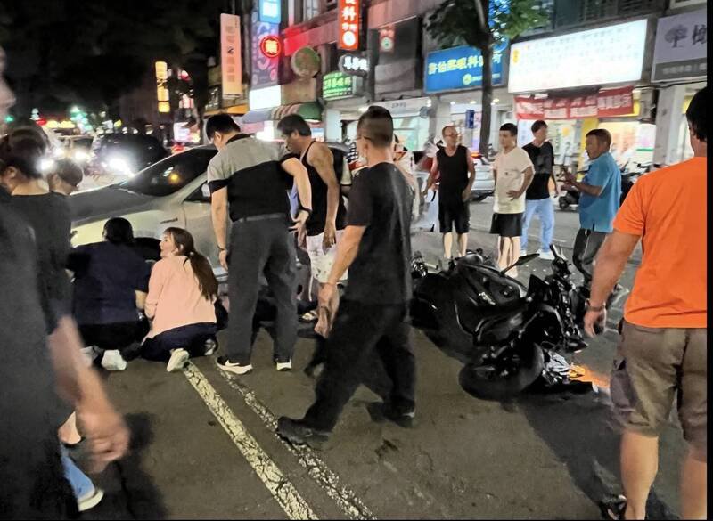 民众看到机车骑士卷入车底，赶紧上前搭救。（翻摄自threads）