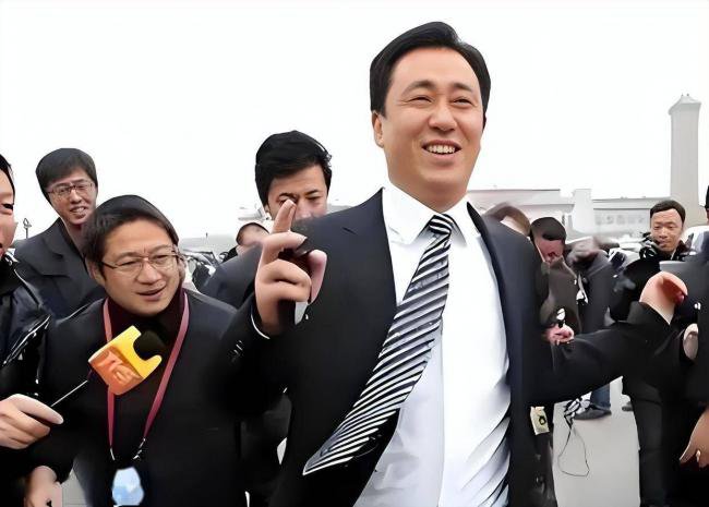 许家印的“三瘾”:官瘾、钱瘾、色瘾 许家印的“三瘾”:官瘾、钱瘾、色瘾