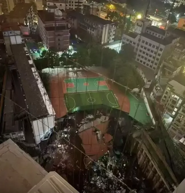湖南邵阳学校操场发生部分坍塌 当地通报教学楼受损