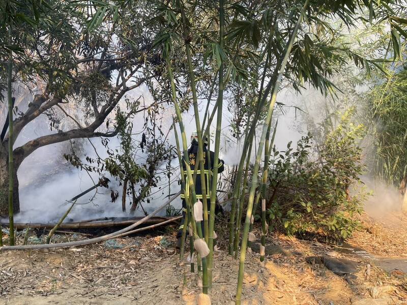 芦竹区长兴路一处农地火警，消防队员事后在火场发现遭严重烧烫伤的老农。（消防局提供）