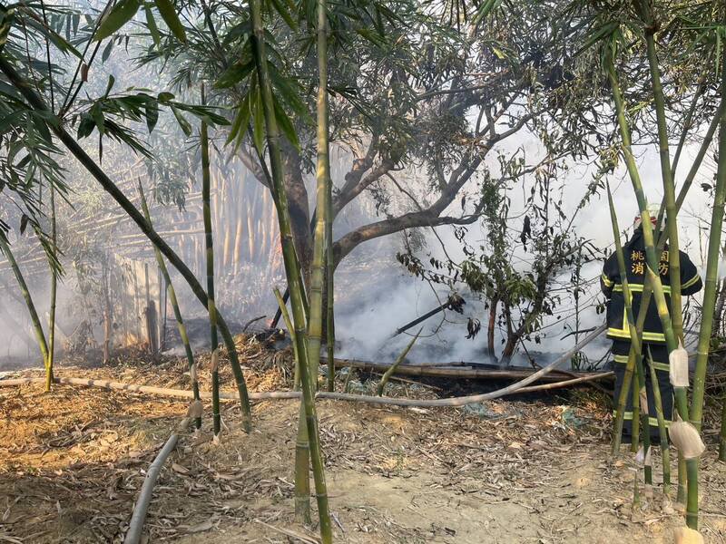 芦竹区长兴路一处农地火警，消防队员事后在火场发现遭严重烧烫伤的老农。（消防局提供）