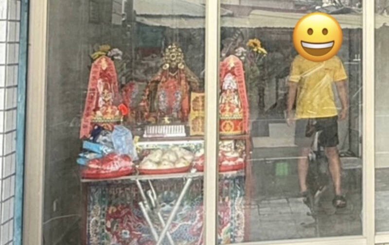 高雄16岁少年离家2天，见警时躲神像后方仍被寻获。（民众提供）