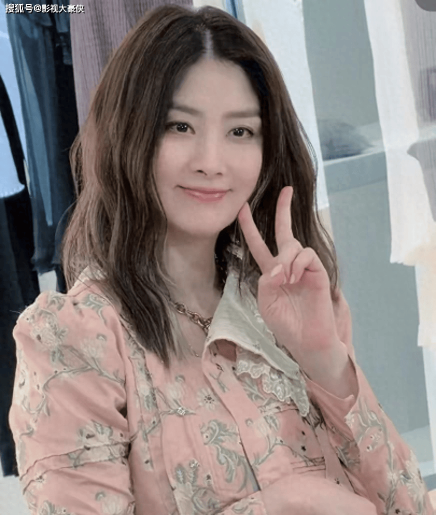 陈慧琳最新活动照太绝！53岁嘟嘴比耶似少女