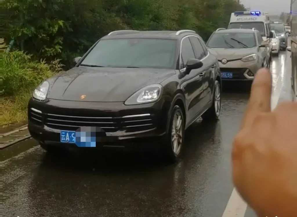 多辆车占用高速应急车道致救护车受阻 警方记分罚款