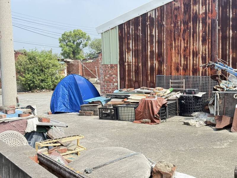 印尼女移工疑将婴儿弃置在围墙旁。（民众提供）