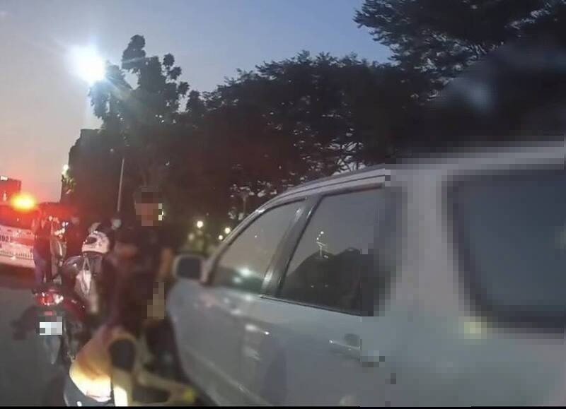 车门自动上锁，2岁童独留车上，警民合力及时救援。（民众提供）